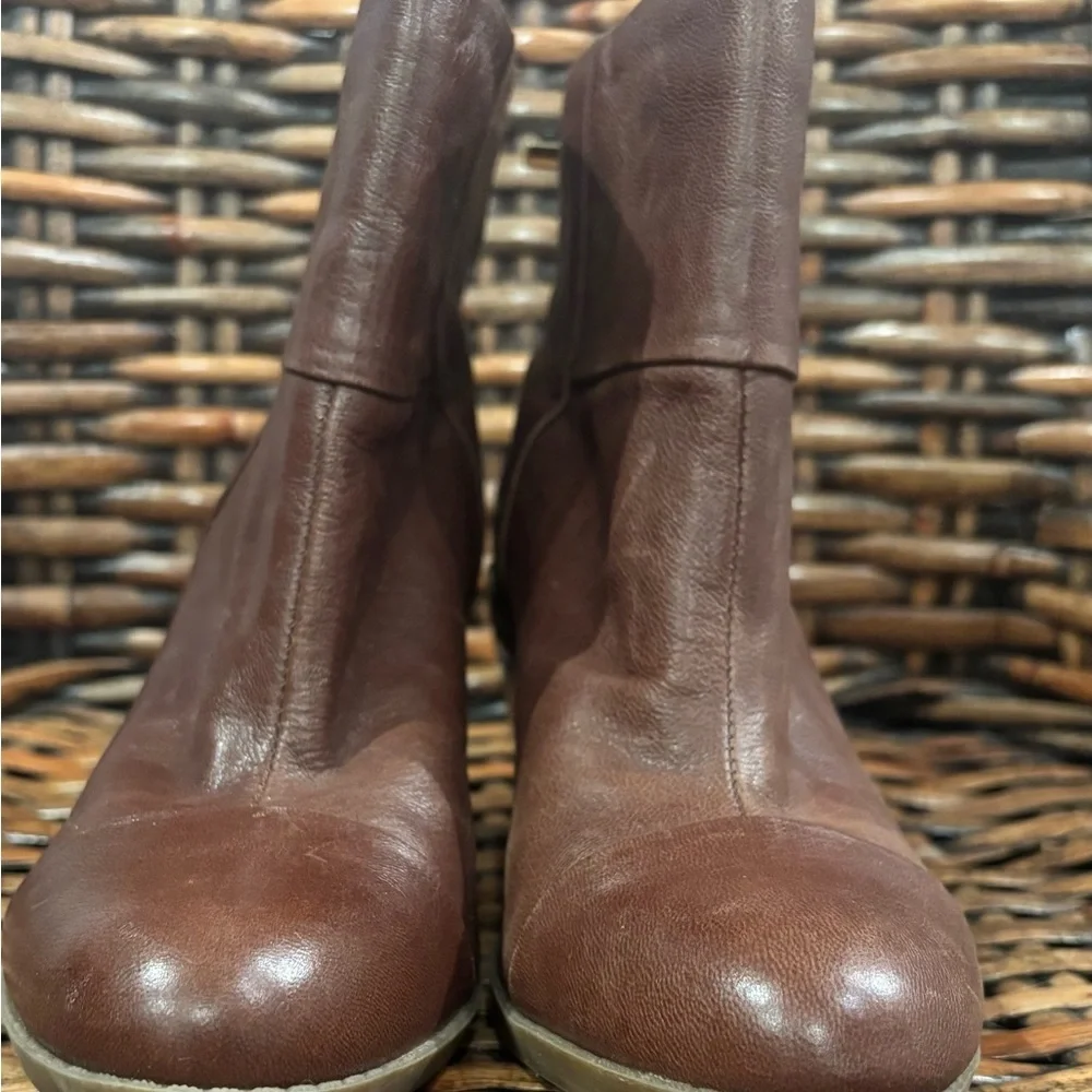 Bandolino Cap Toe Ankle Genuine Leather booties in size 8. Great condition
